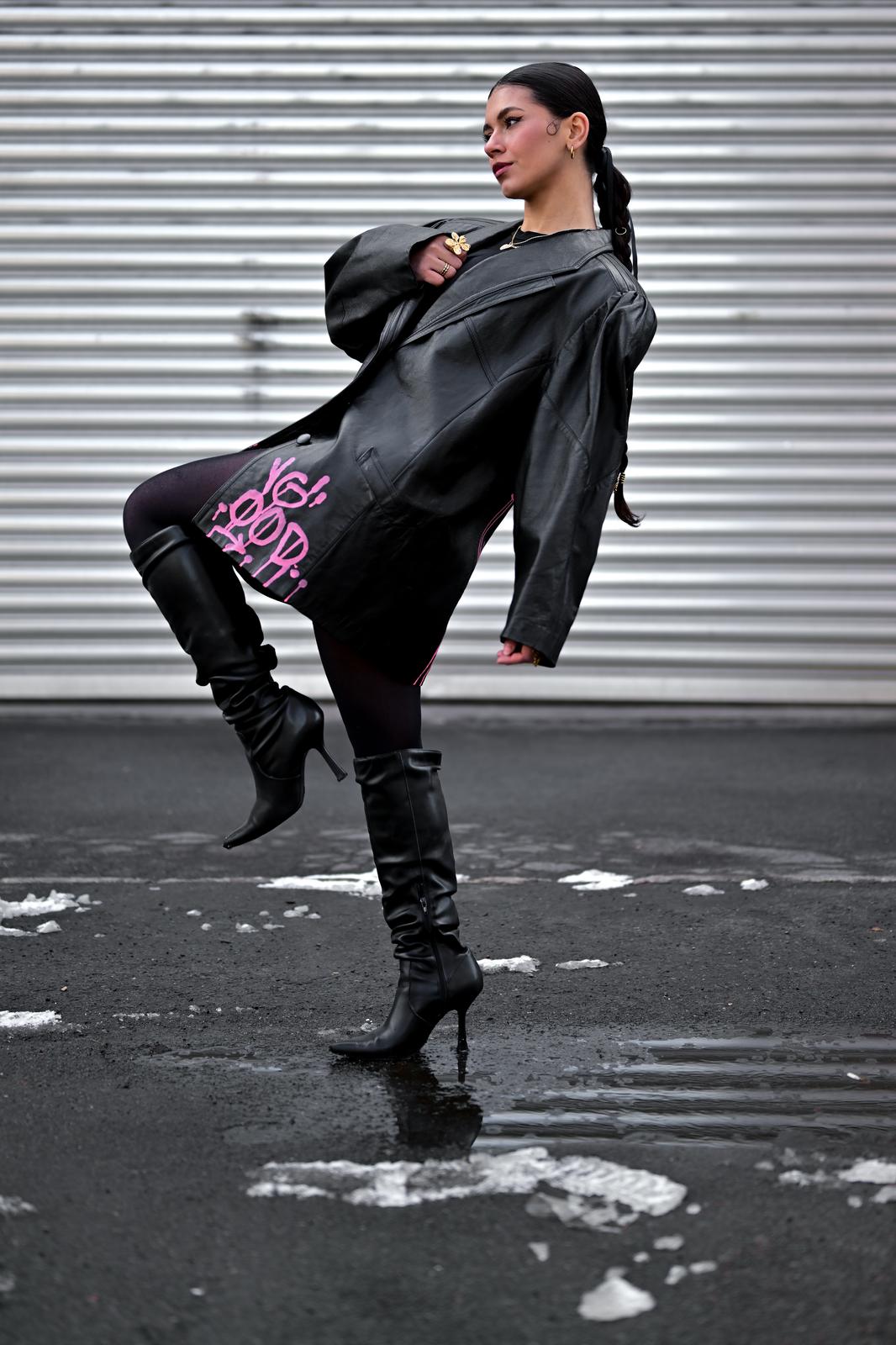 Schwarzer Ledermantel "WE ALL BAD IN SOMEONE'S STORY"